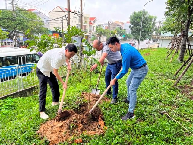 “Trồng cây xanh – vì một trường chính trị xanh”