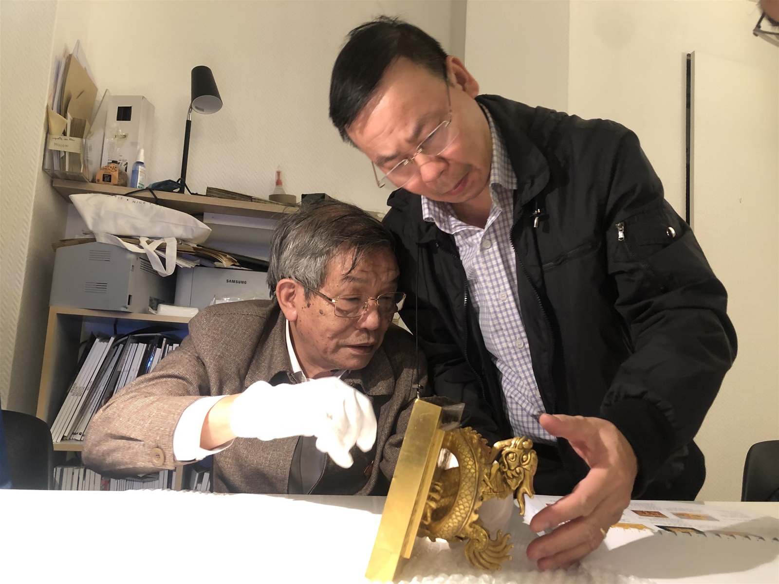 Thống nhất việc chuyển giao ấn vàng “Hoàng đế chi bảo”cho phía Việt Nam