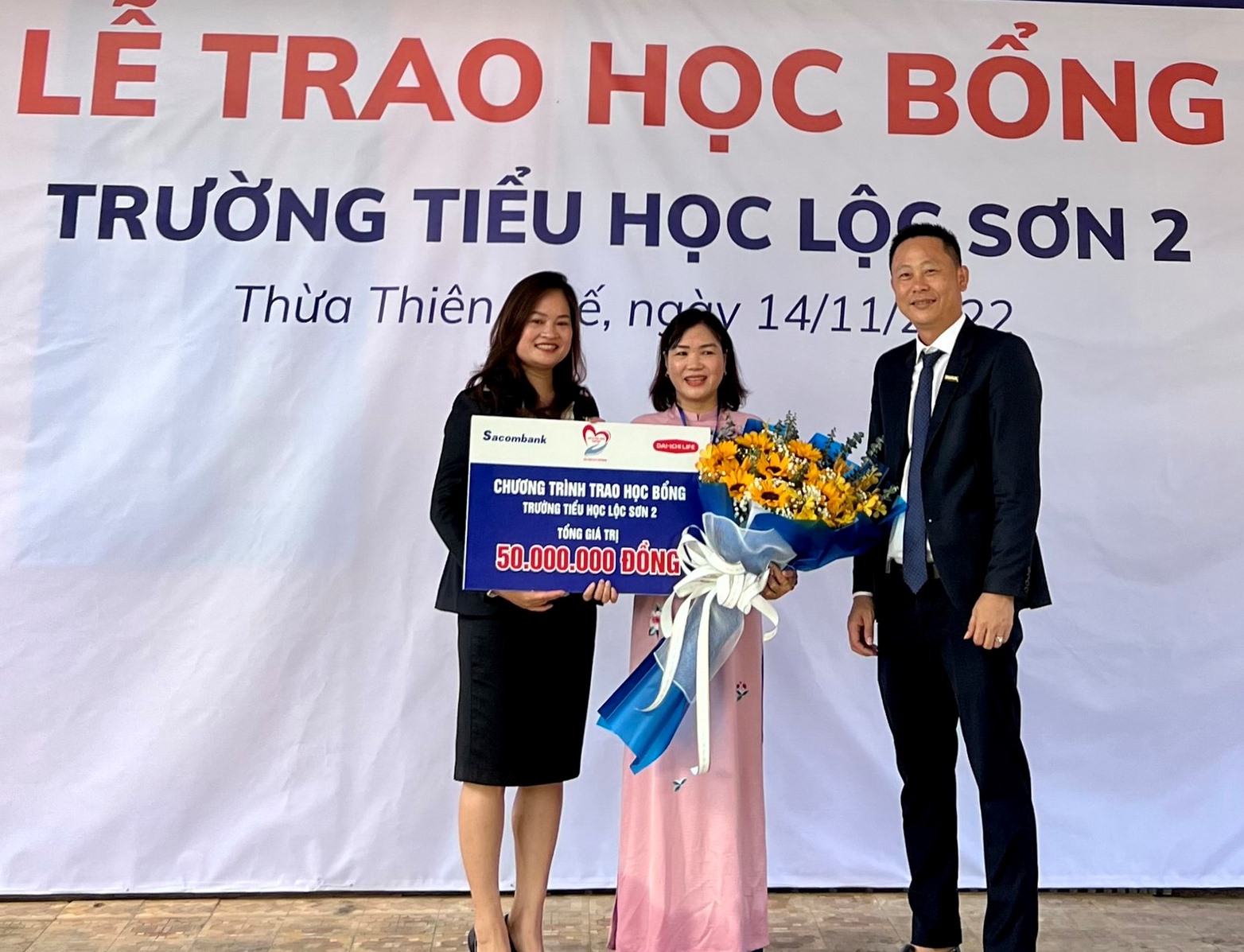 Trao 50 suất học bổng cho các em học sinh có hoàn cảnh khó khăn