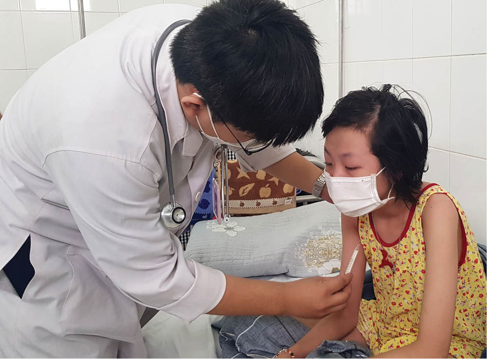 Bệnh nhi sốt xuất huyết nhập viện tăng, lưu ý dấu hiệu cảnh báo