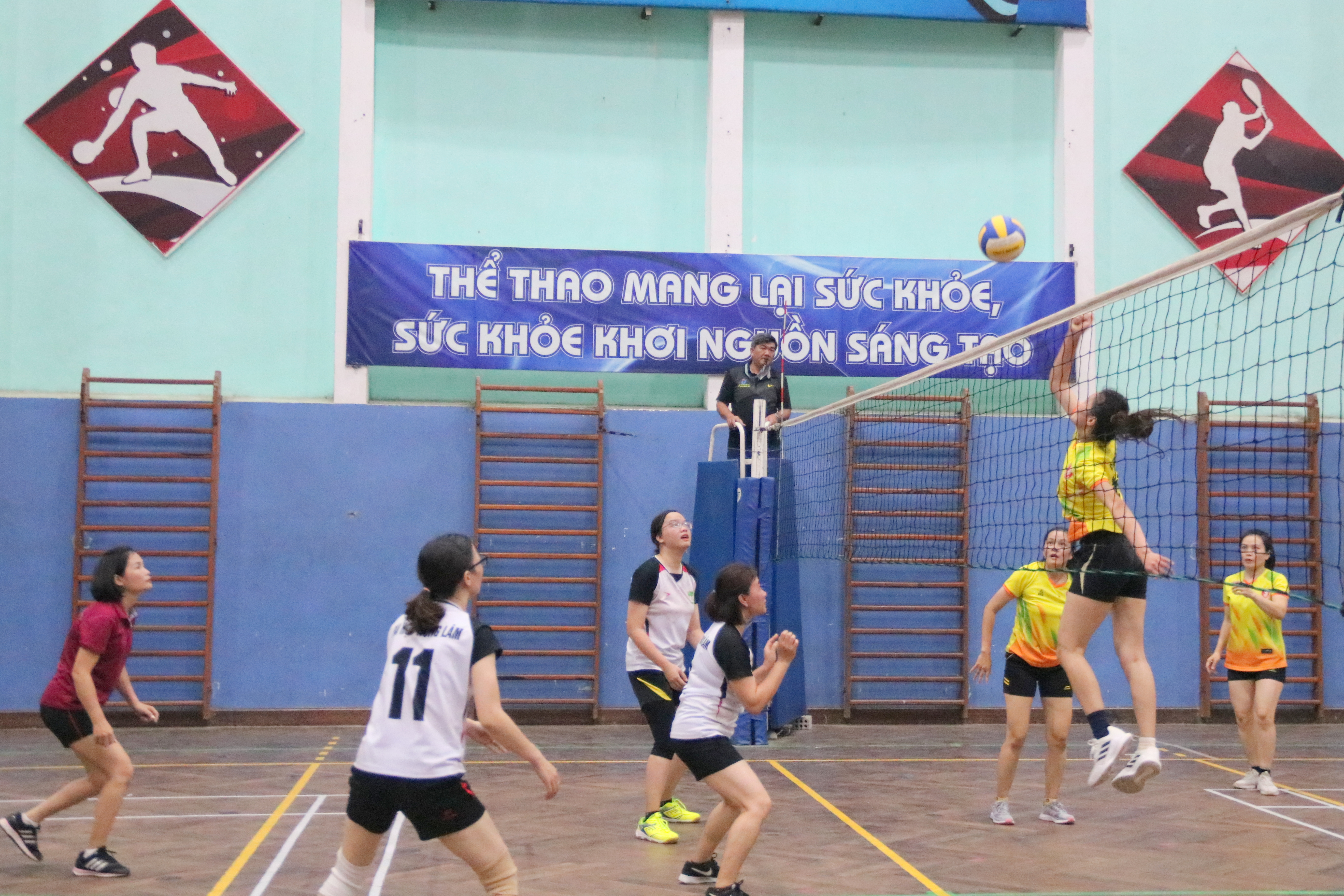 Cơ quan Đại học Huế “bội thu” thành tích giải bóng chuyền viên chức, người lao động