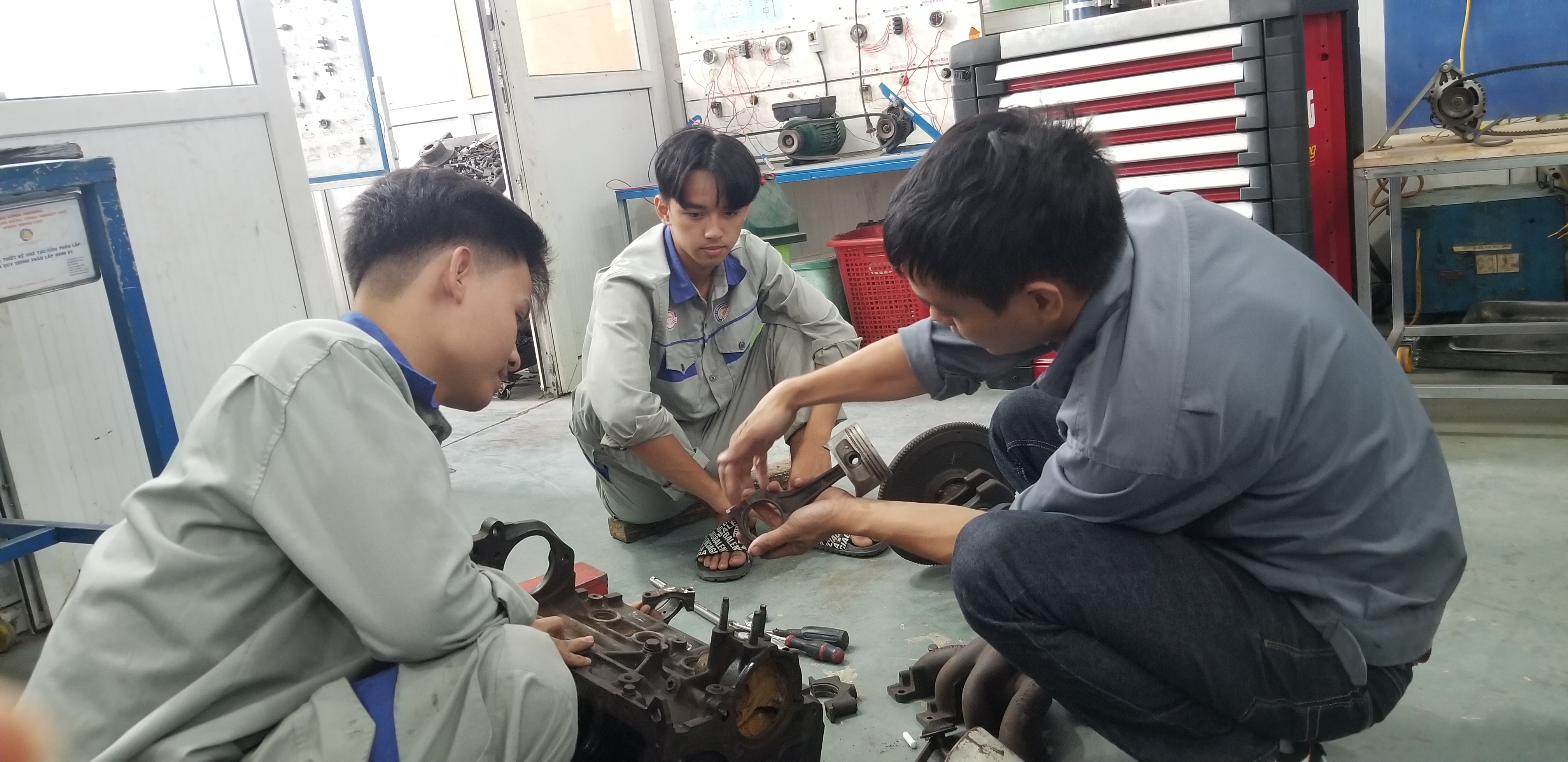 HueIC Hợp tác trong đào tạo các chuyên ngành điện, điện tử, cơ khí