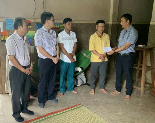 Thăm, tặng quà các gia đình nạn nhân bị tai nạn giao thông