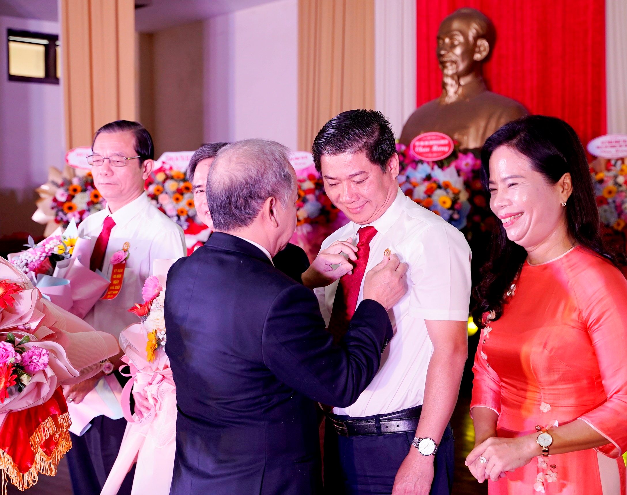 Phó Bí thư Thường trực Tỉnh ủy Phan Ngọc Thọ thăm, chúc mừng nhân kỷ niệm 40 năm Ngày Nhà giáo Việt Nam
