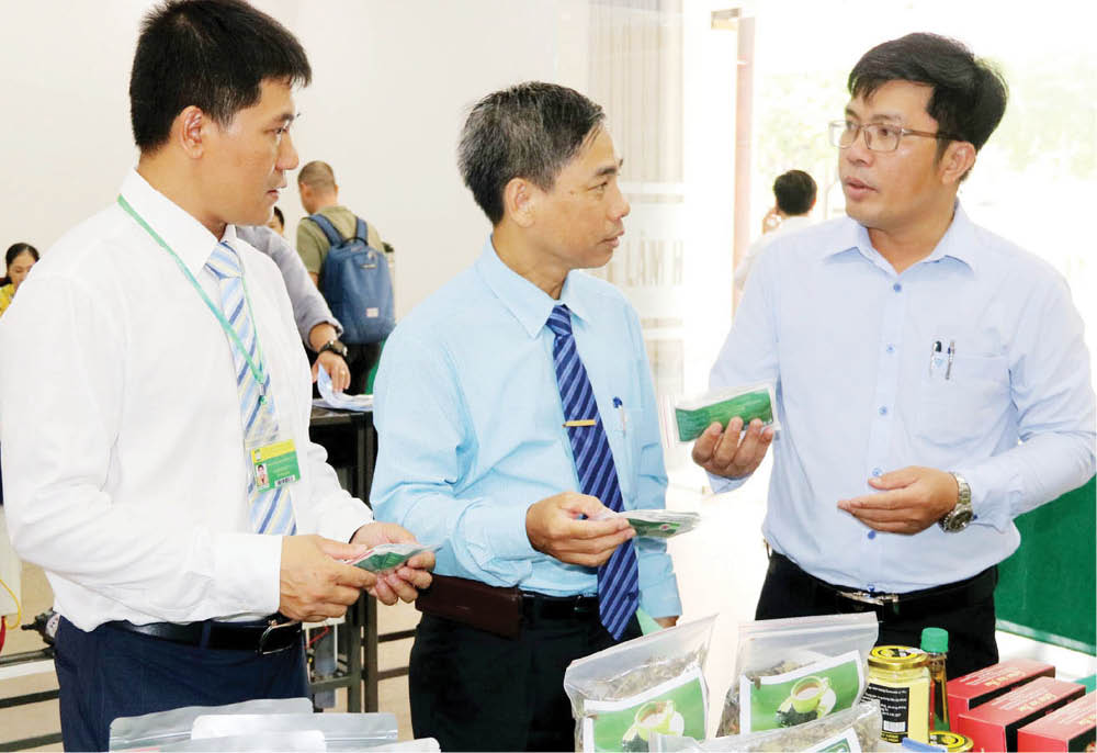 Học hàm, học vị cao gắn với nghiên cứu khoa học