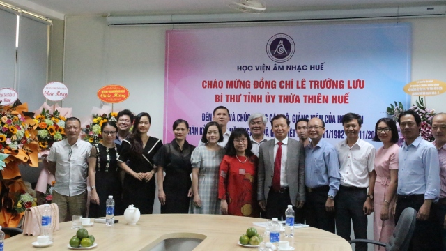 Lãnh đạo tỉnh thăm, chúc mừng Ngày nhà giáo Việt Nam