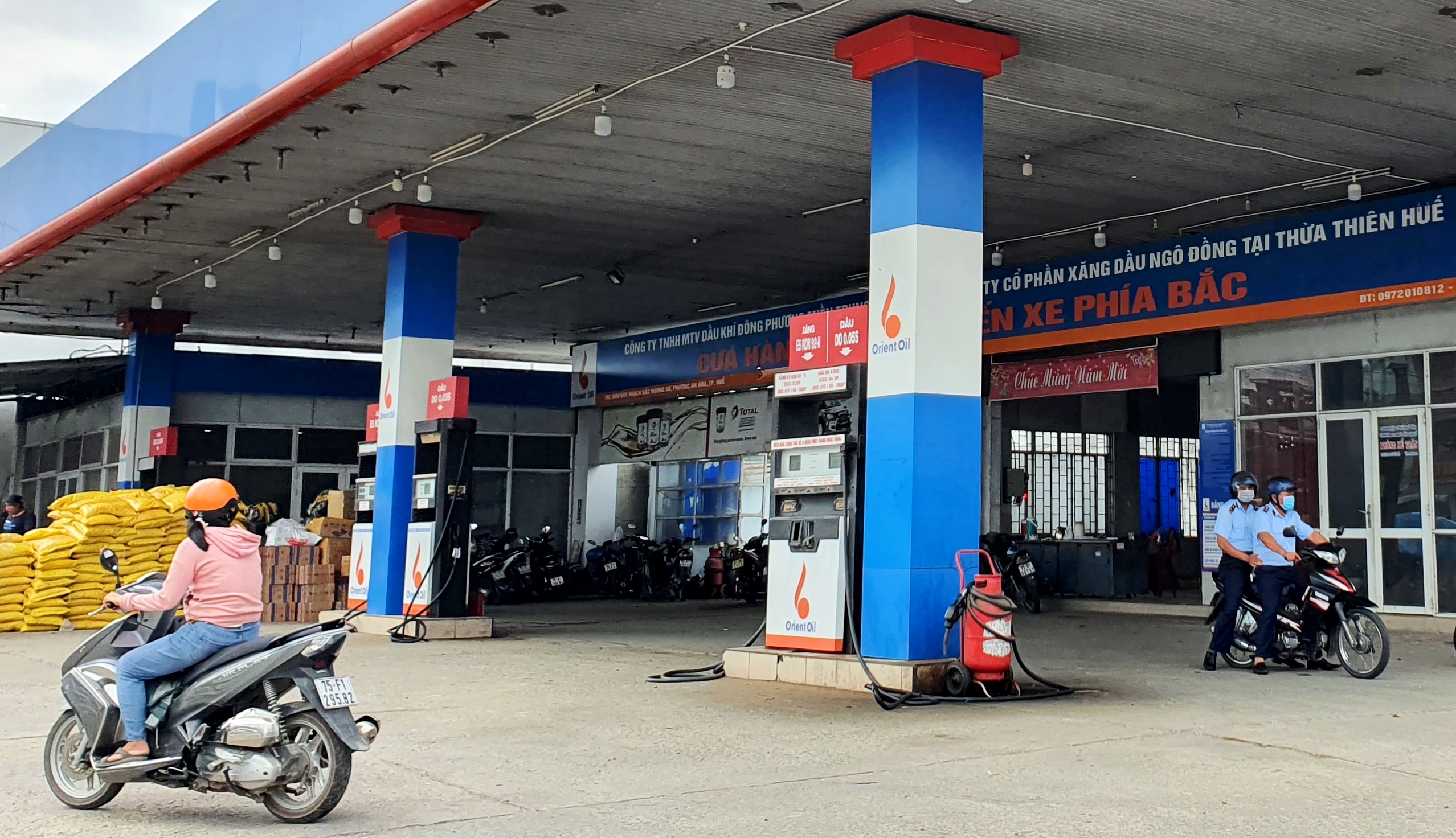 Các cửa hàng ngưng bán xăng đã hoạt động lại bình thường