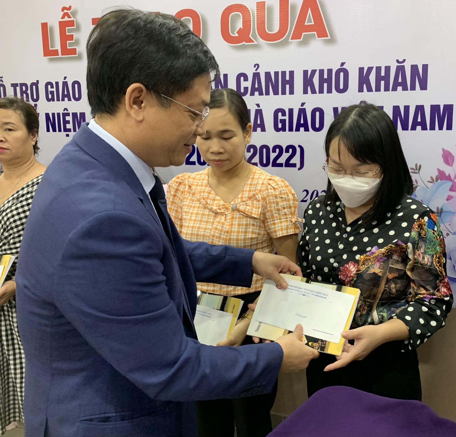Trao quà hỗ trợ 50 nhà giáo có hoàn cảnh khó khăn