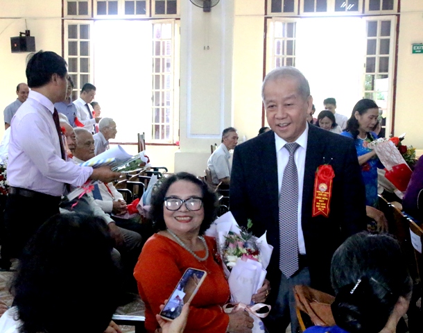 Tiếp tục vun đắp, làm rạng danh Trường THPT Chuyên Quốc Học Huế