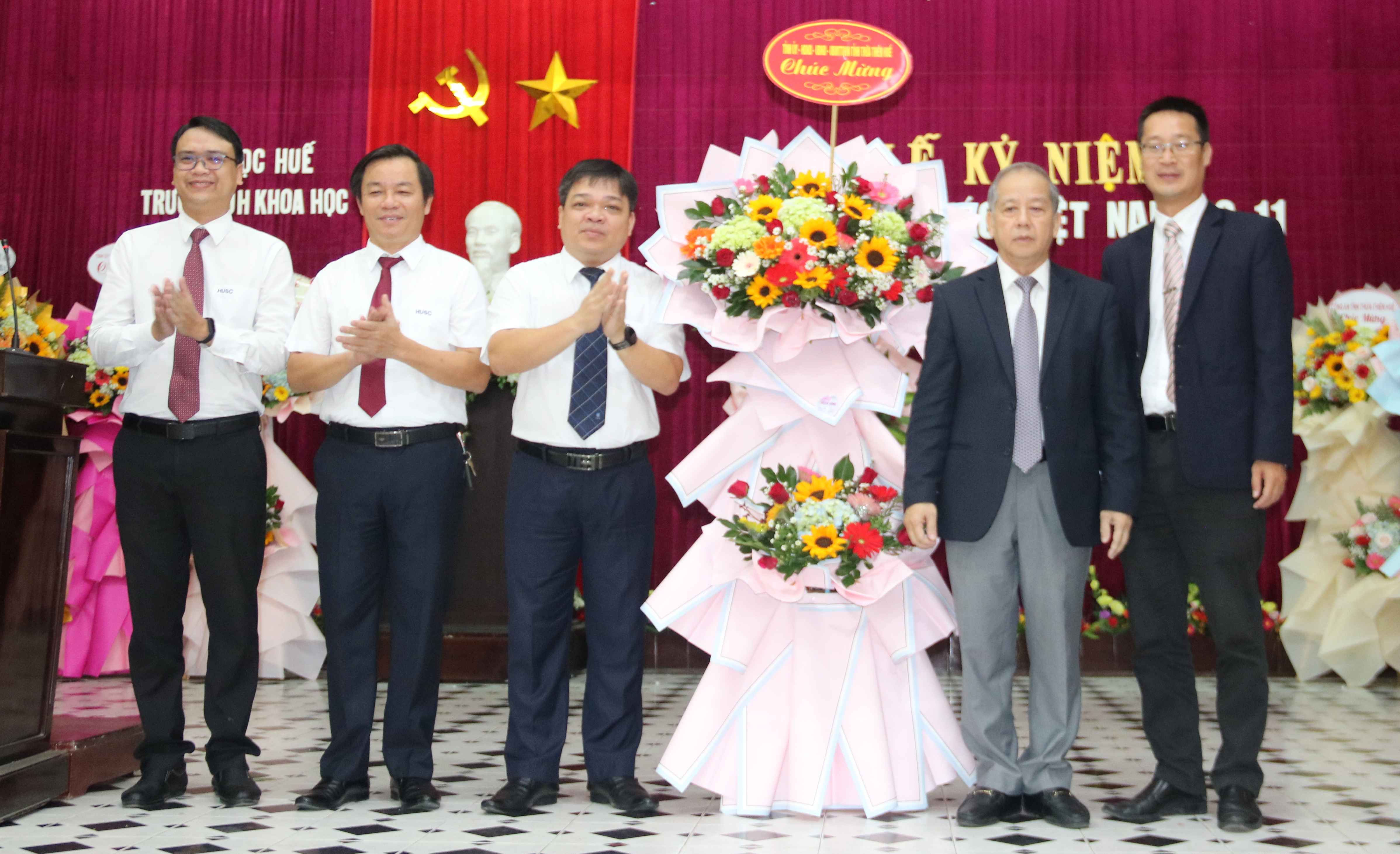 Phó Bí thư Thường trực Tỉnh ủy Phan Ngọc Thọ chúc mừng các nhà giáo Trường đại học Khoa học