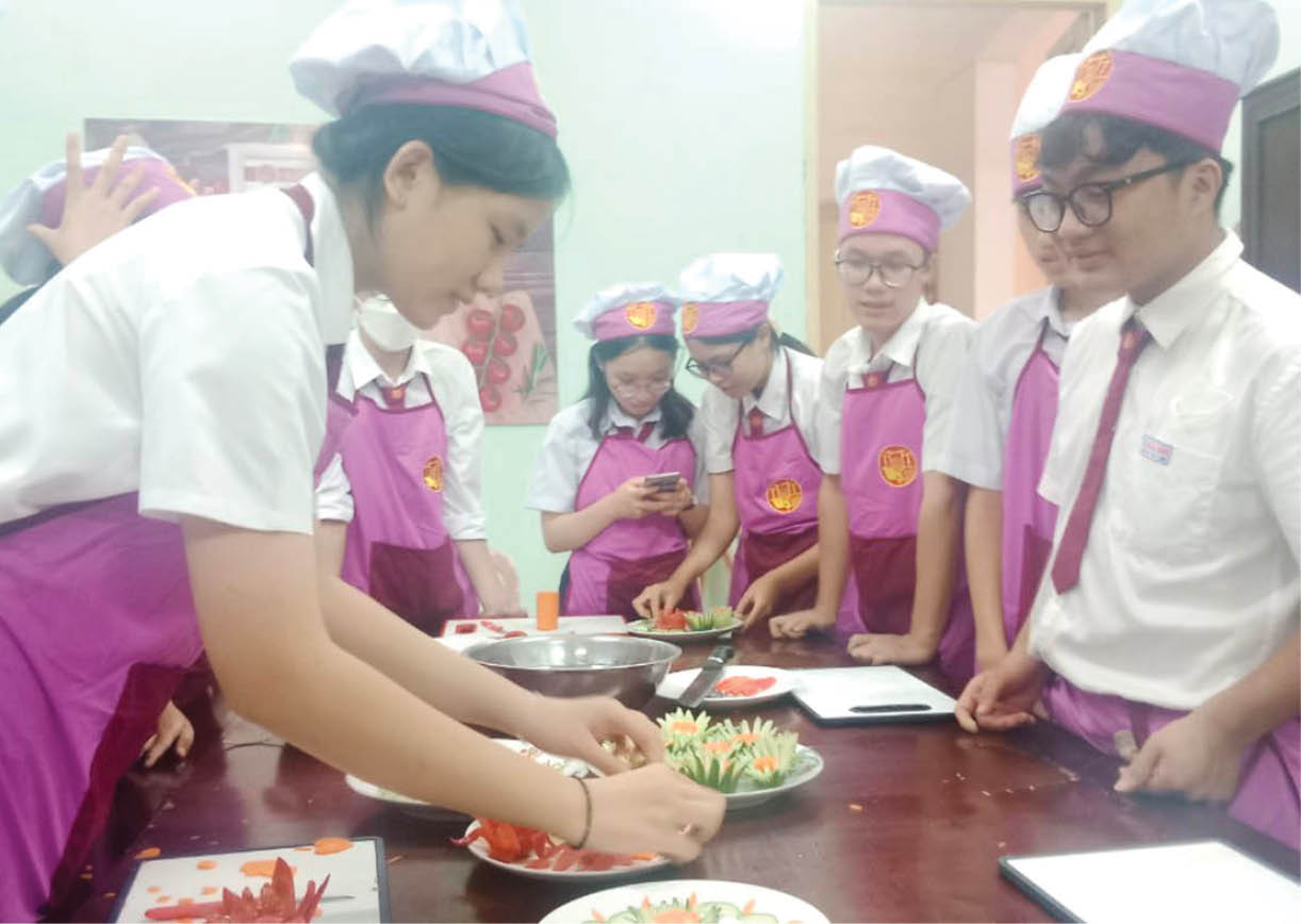 Học sinh học nấu ăn