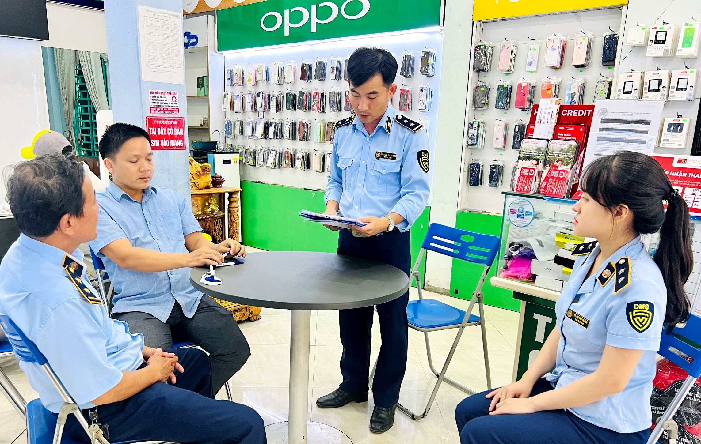 Xử phạt 8 cơ sở kinh doanh hàng lậu