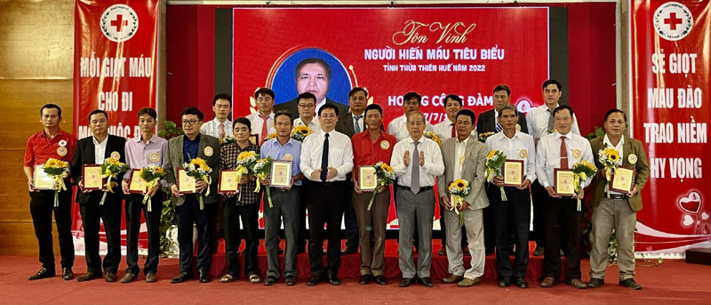 Tôn vinh 100 người hiến máu tình nguyện