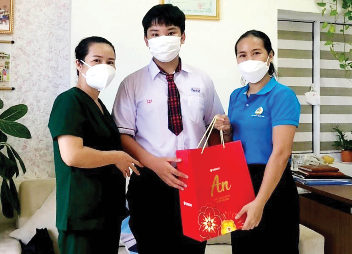Vòng tay yêu thương