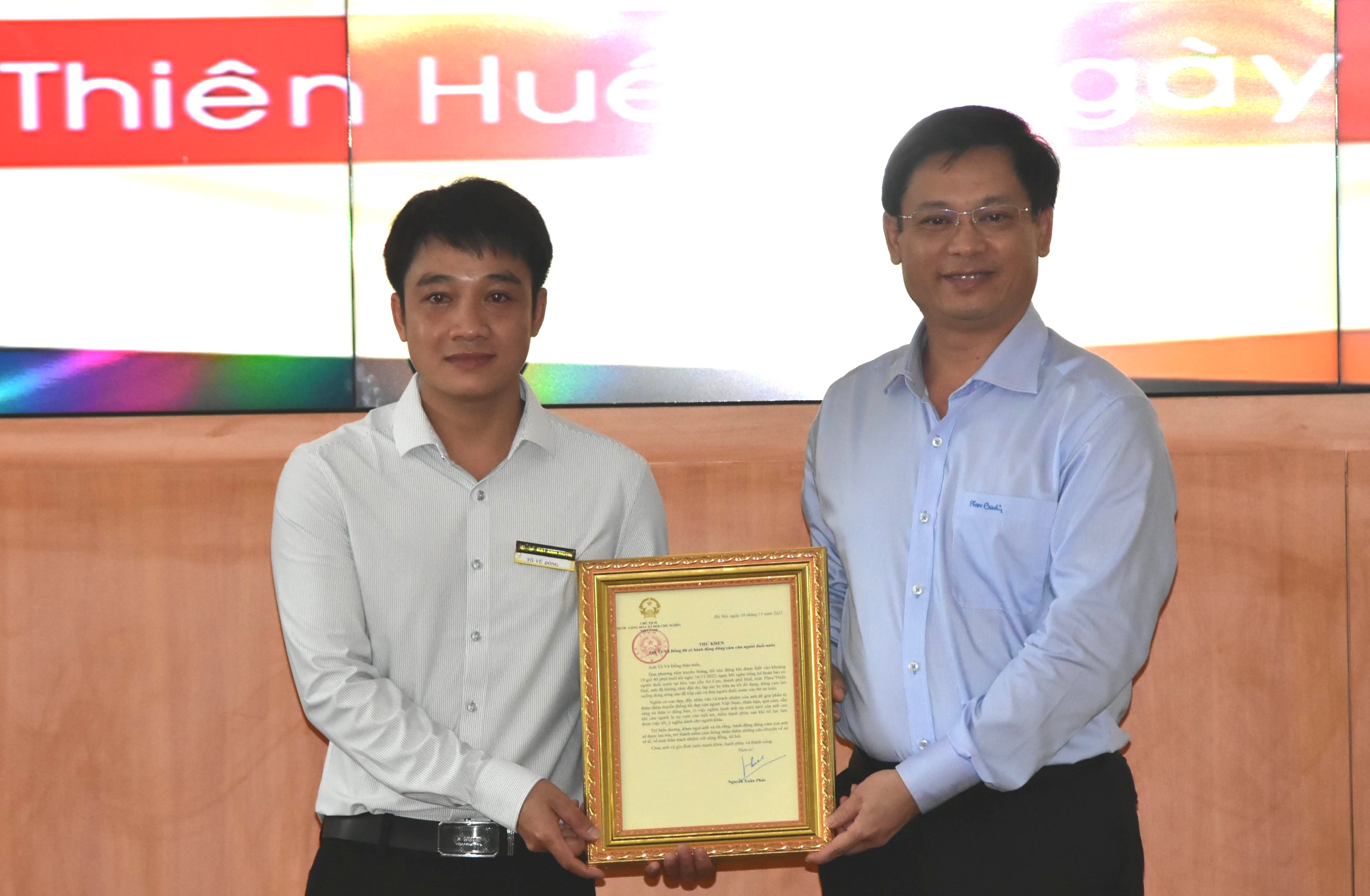 Trao Thư khen của Chủ tịch nước và tặng Bằng khen của Chủ tịch UBND tỉnh cho anh Tô Vũ Đồng