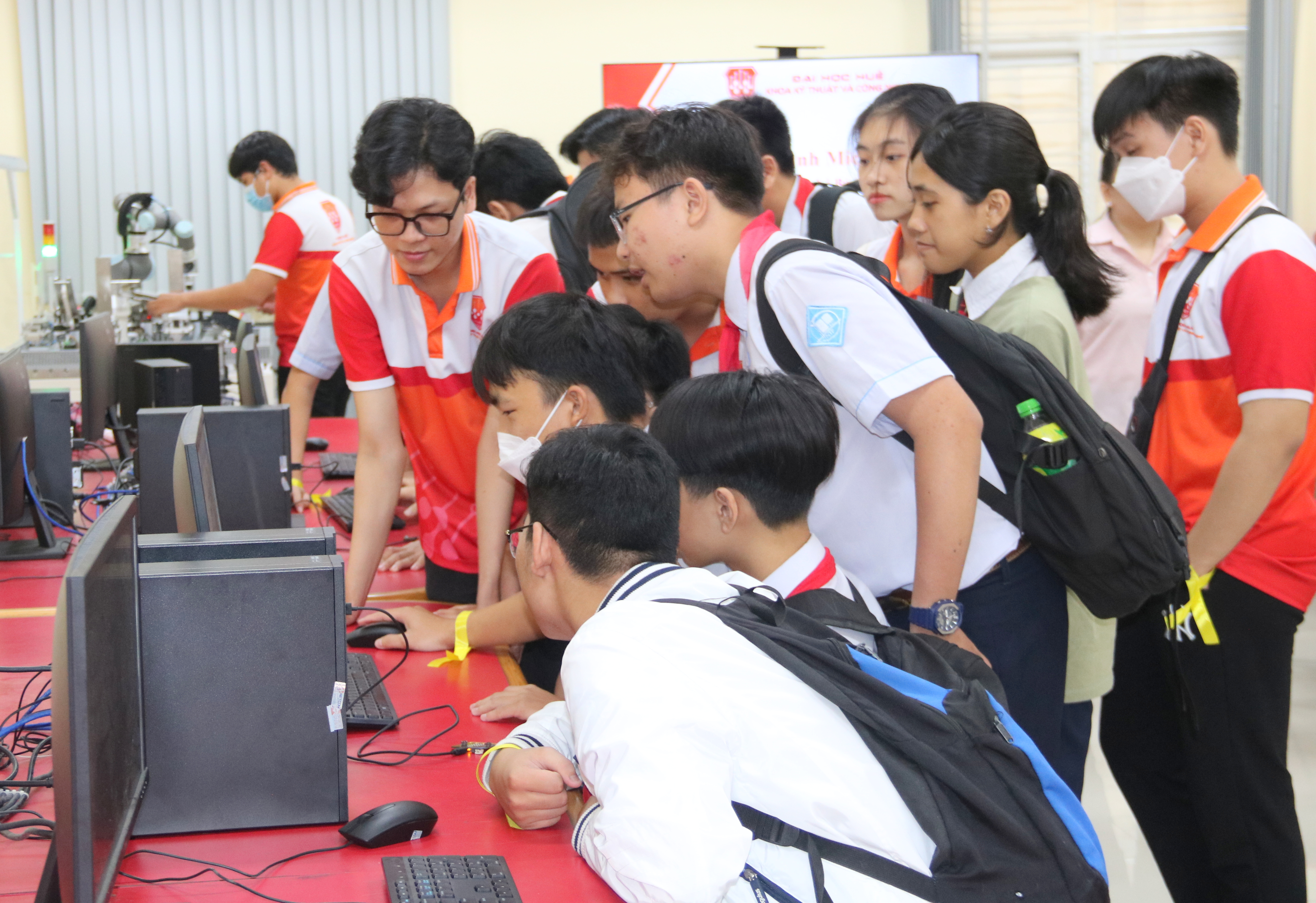 Học sinh trung học cơ sở trải nghiệm ở đơn vị đào tạo đại học