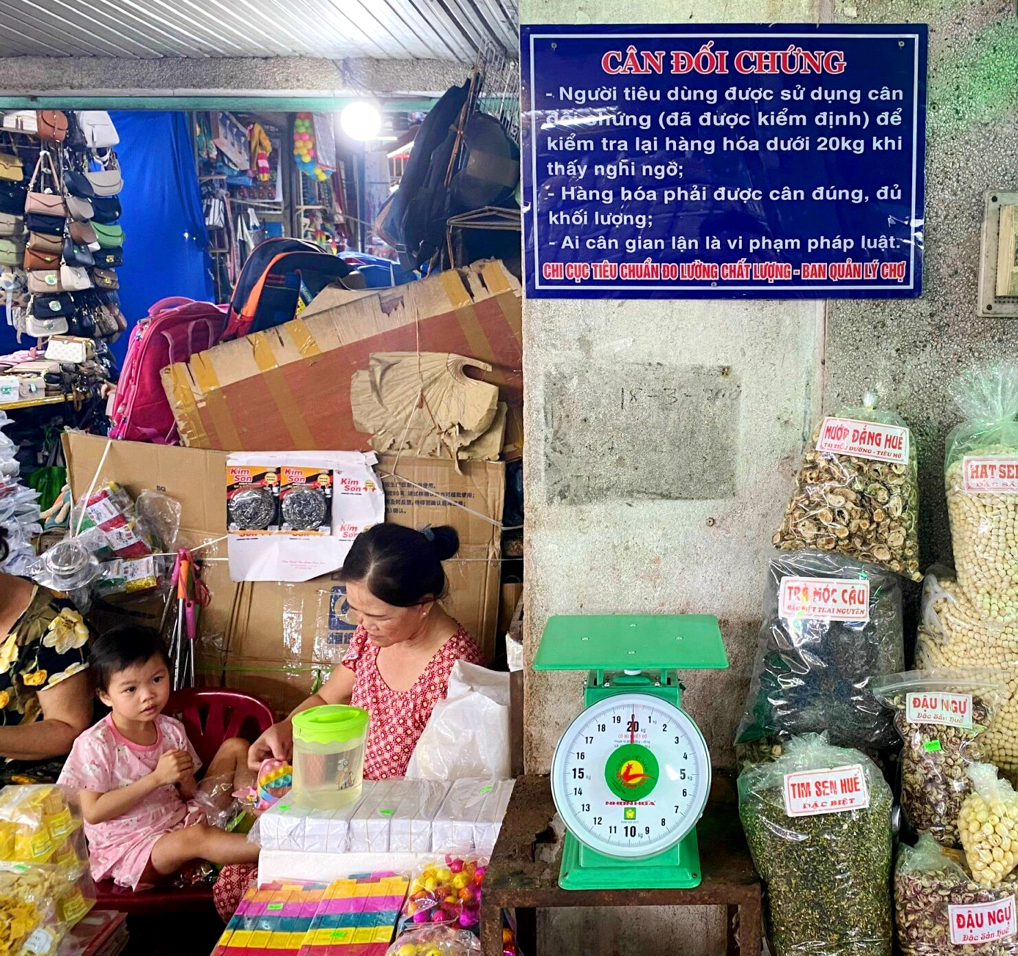 Lắp cân đối chứng, tránh gian lận thương mại tại chợ Đông Ba