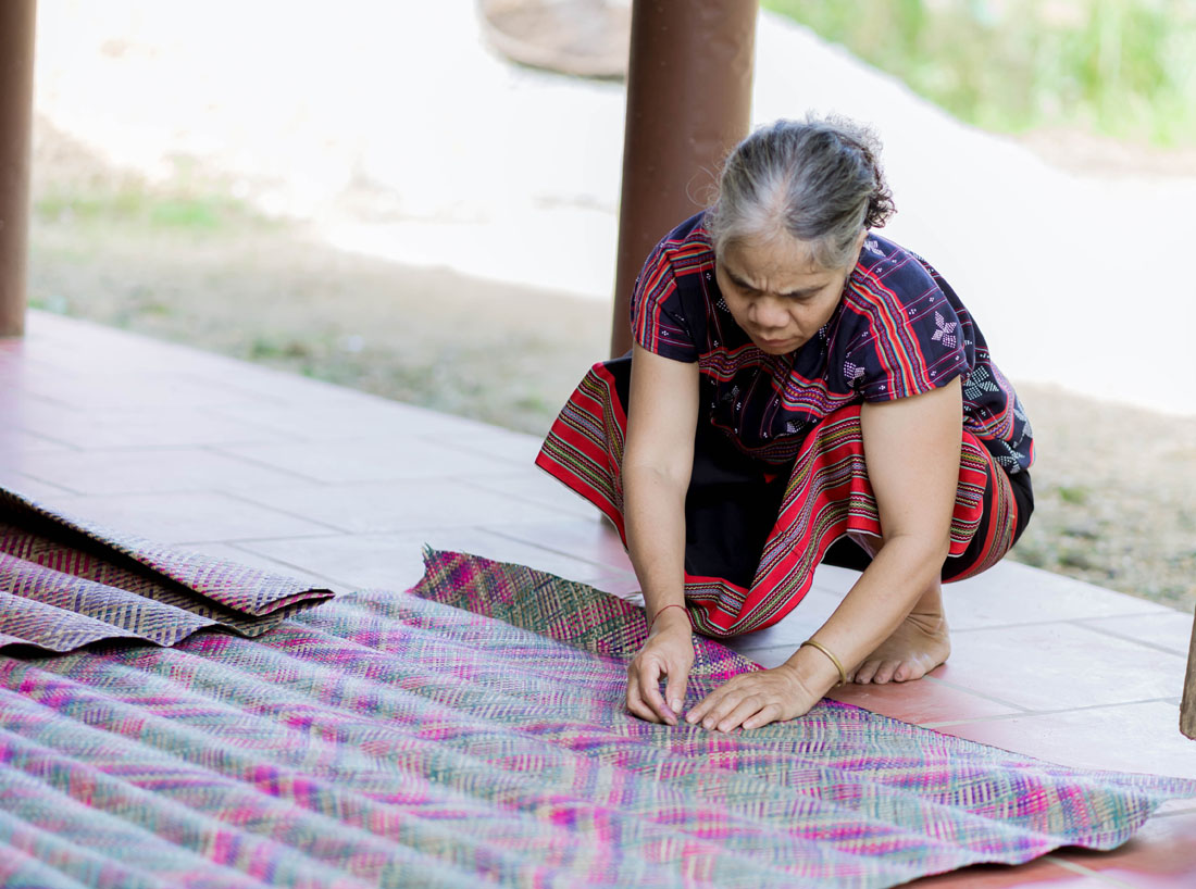 Người Tà Ôi đan chiếu sính lễ Âmber
