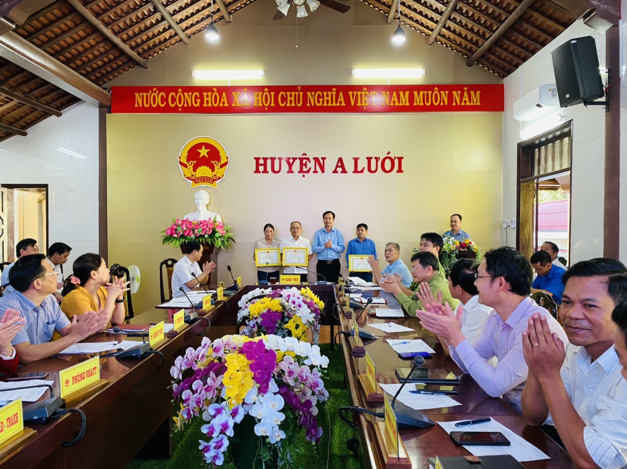 Khen thưởng các tập thể, cá nhân có thành tích trong công tác tiêm phòng COVID-19