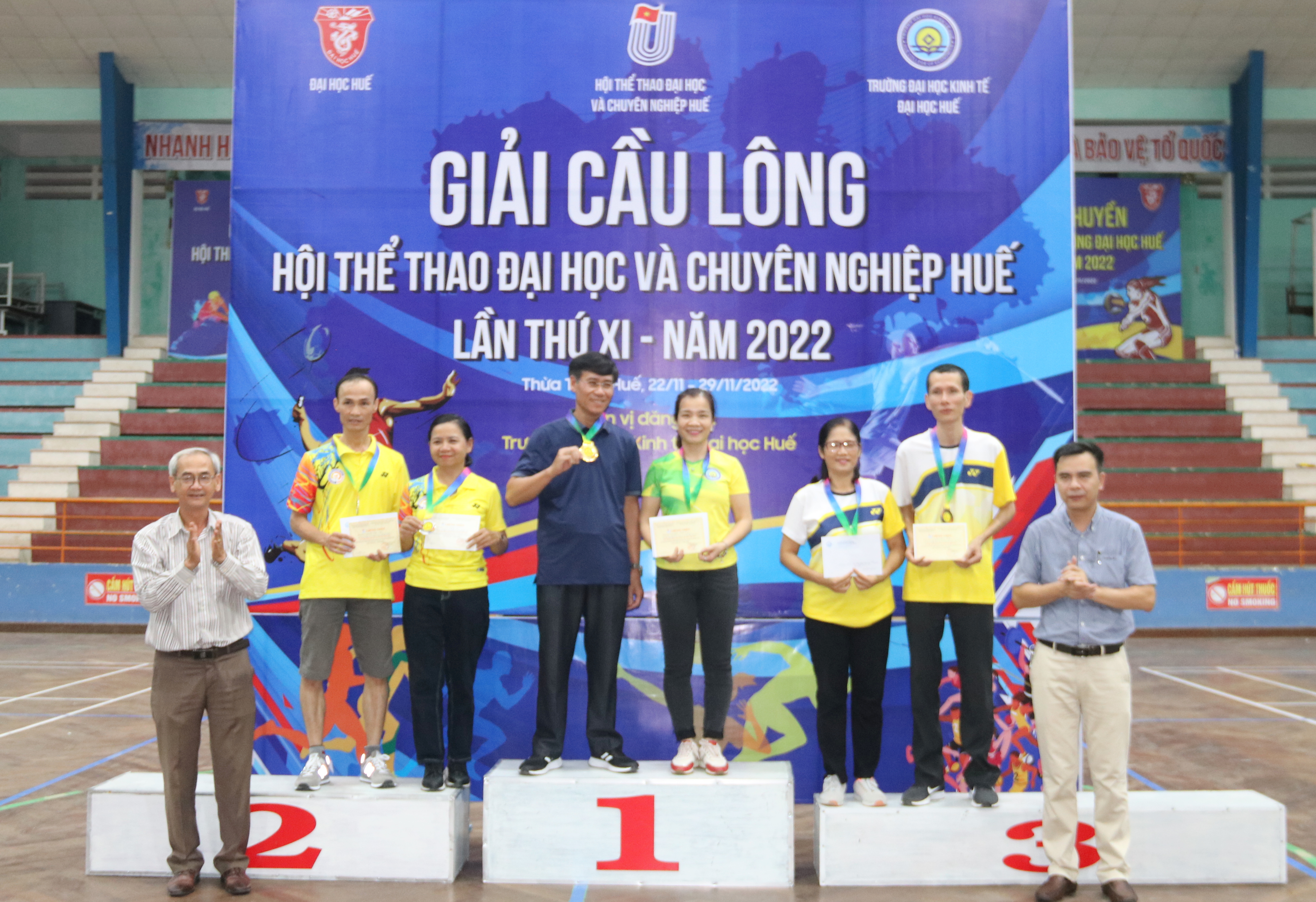 Trao 15 bộ huy chương giải cầu lông Hội thể thao Đại học và Chuyên nghiệp Huế