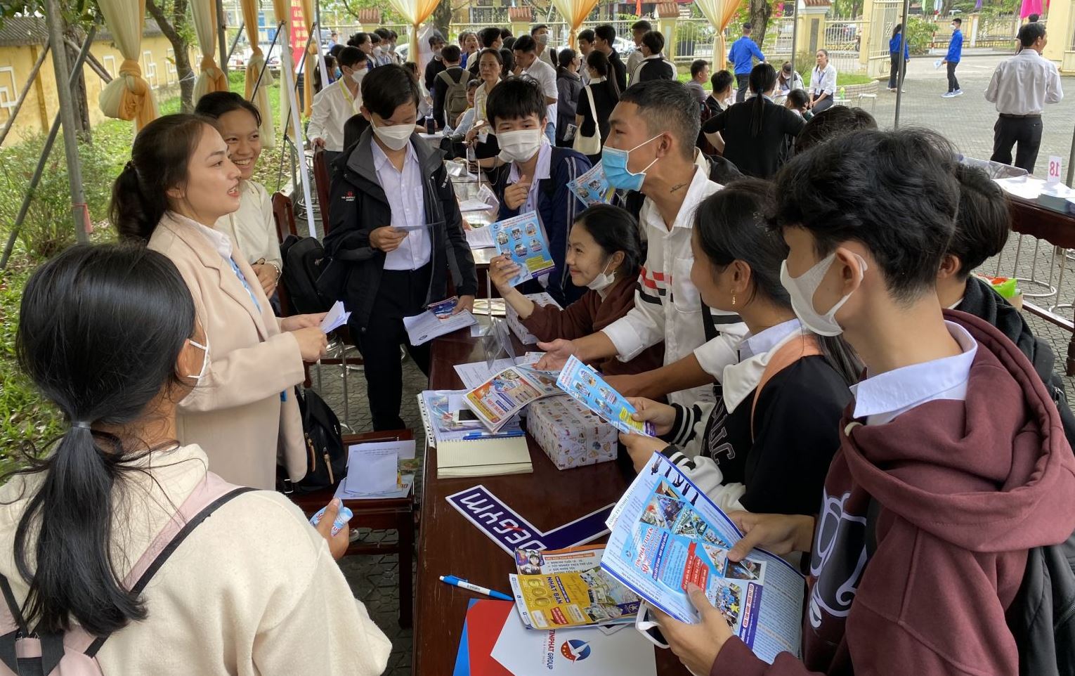 24 doanh nghiệp tuyển dụng trên 1 000 vị trí việc làm