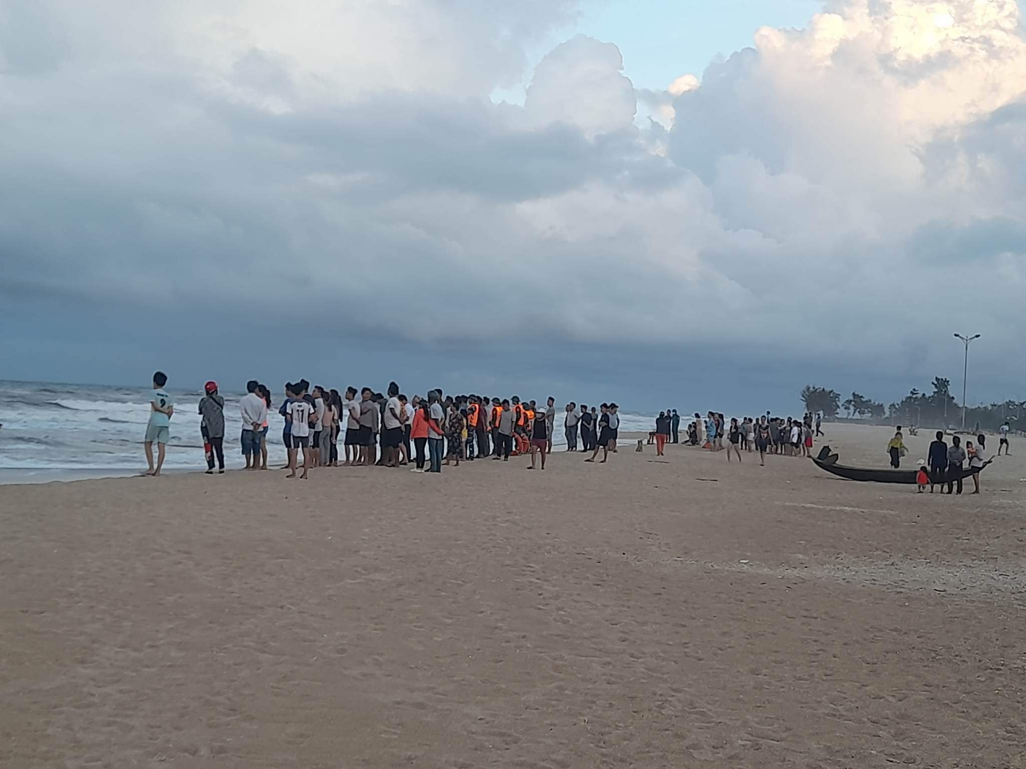 Tắm biển, một sinh viên bị sóng cuốn mất tích