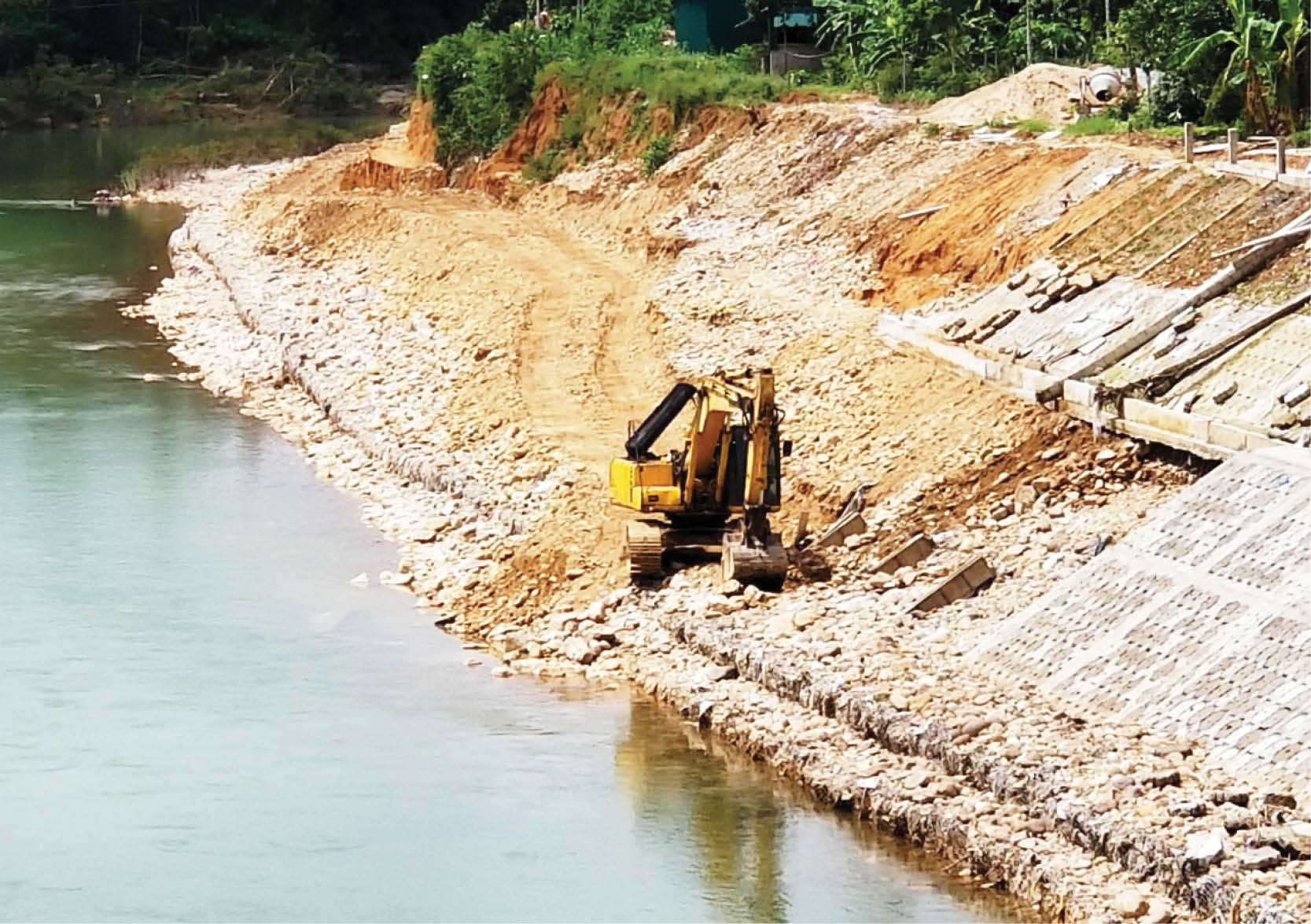 Đầu tư kè ứng phó sạt lở bờ sông