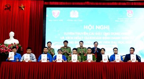 Kích hoạt tài khoản định danh điện tử cho hơn 450 đoàn viên, sinh viên