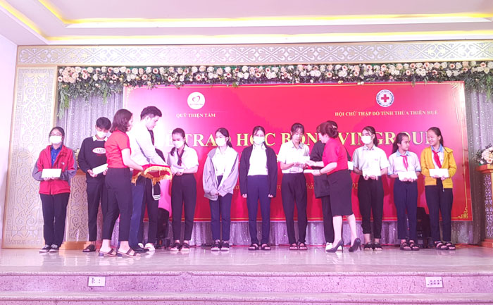 Trao 344 suất học bổng từ Quỹ Thiện Tâm cho học sinh, sinh viên vượt khó