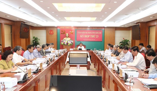 Công tác cán bộ là cái gốc Vì sao lên rồi khó xuống