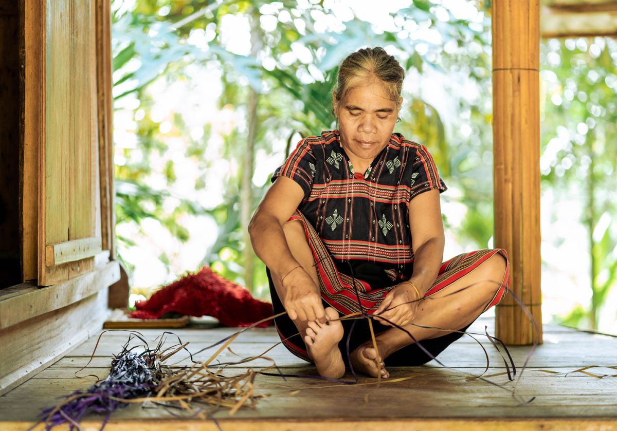 Ta Oi people knitting Amber wedding mat