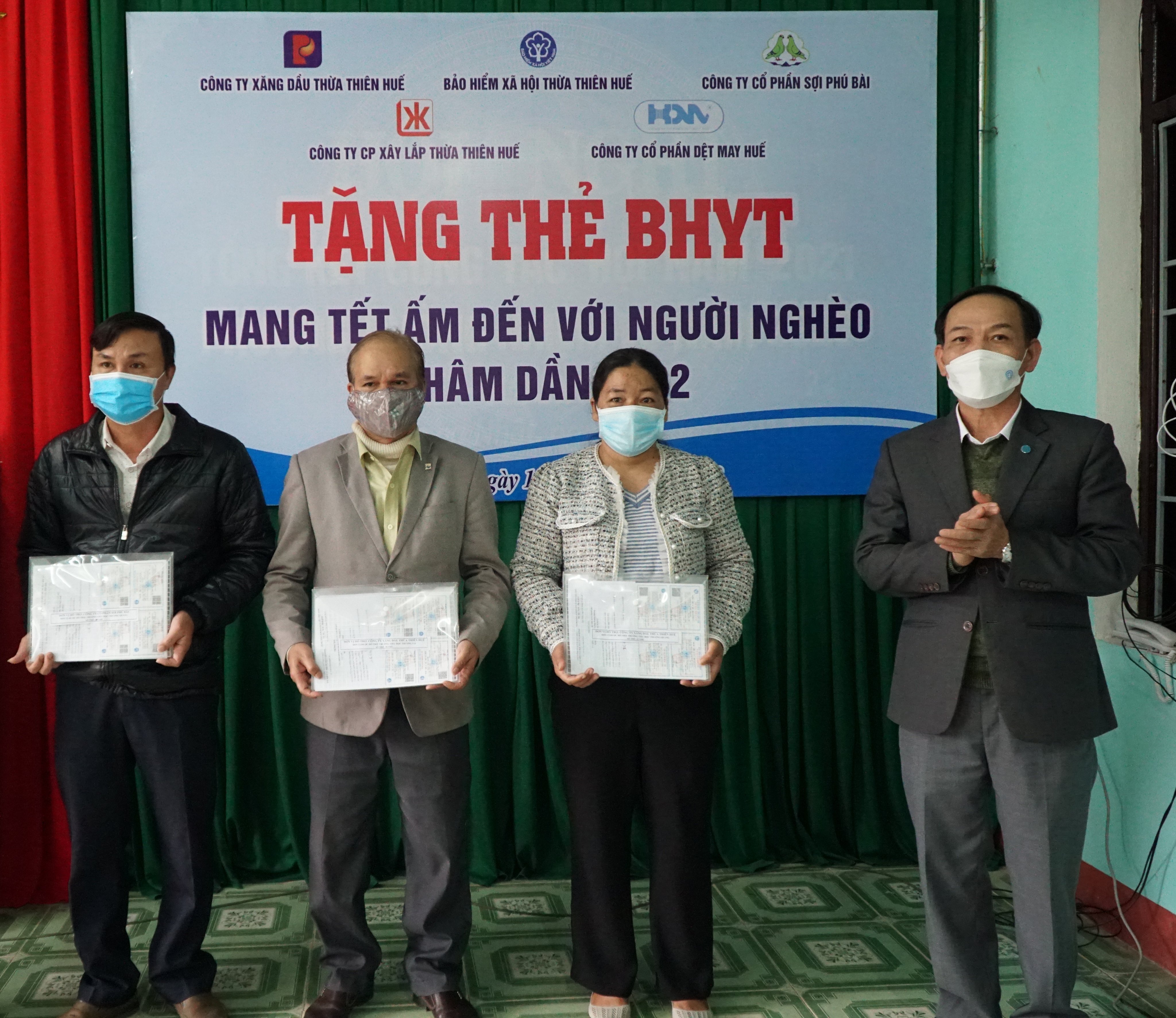 Ủng hộ kinh phí trao tặng sổ bảo hiểm xã hội, thẻ bảo hiểm y tế cho người có hoàn cảnh khó khăn