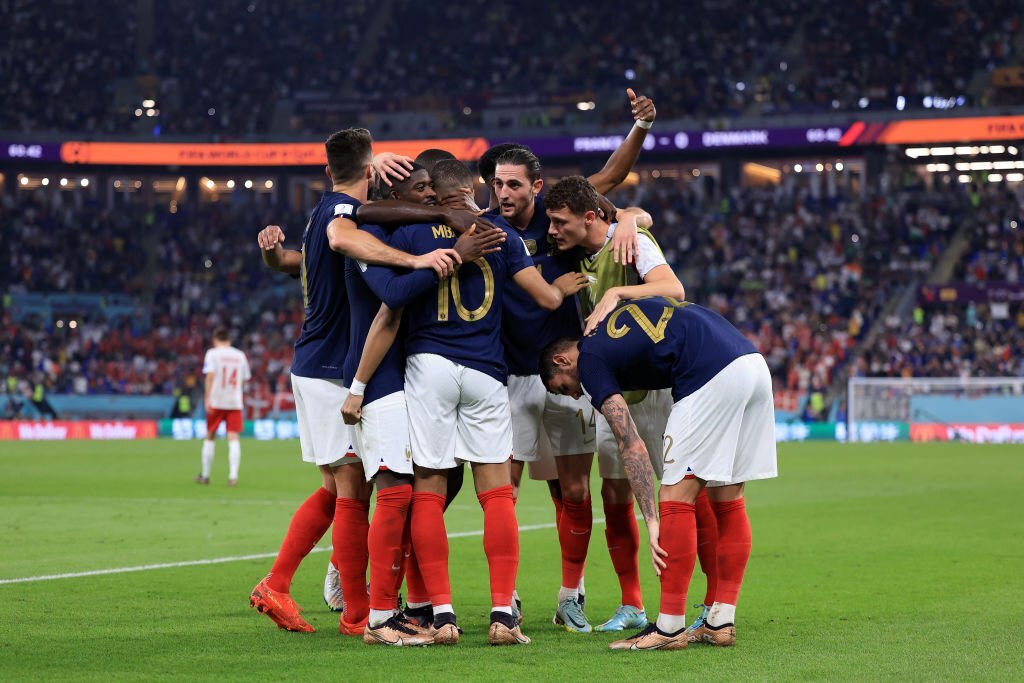 Đương kim vô địch phô diễn sức mạnh