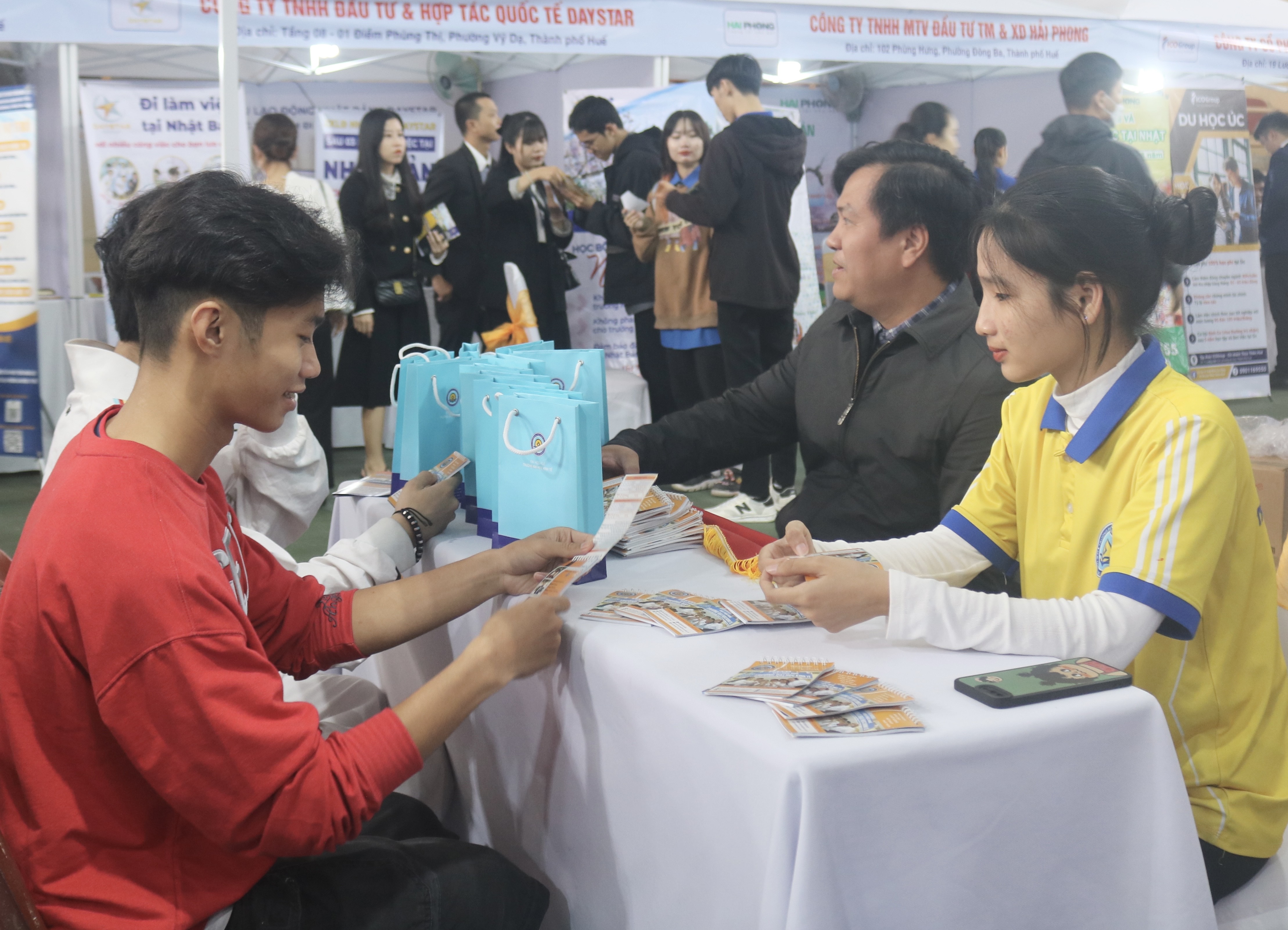 Hơn 1800 bạn trẻ tham gia Ngày hội “Tư vấn hướng nghiệp và Giới thiệu việc làm”