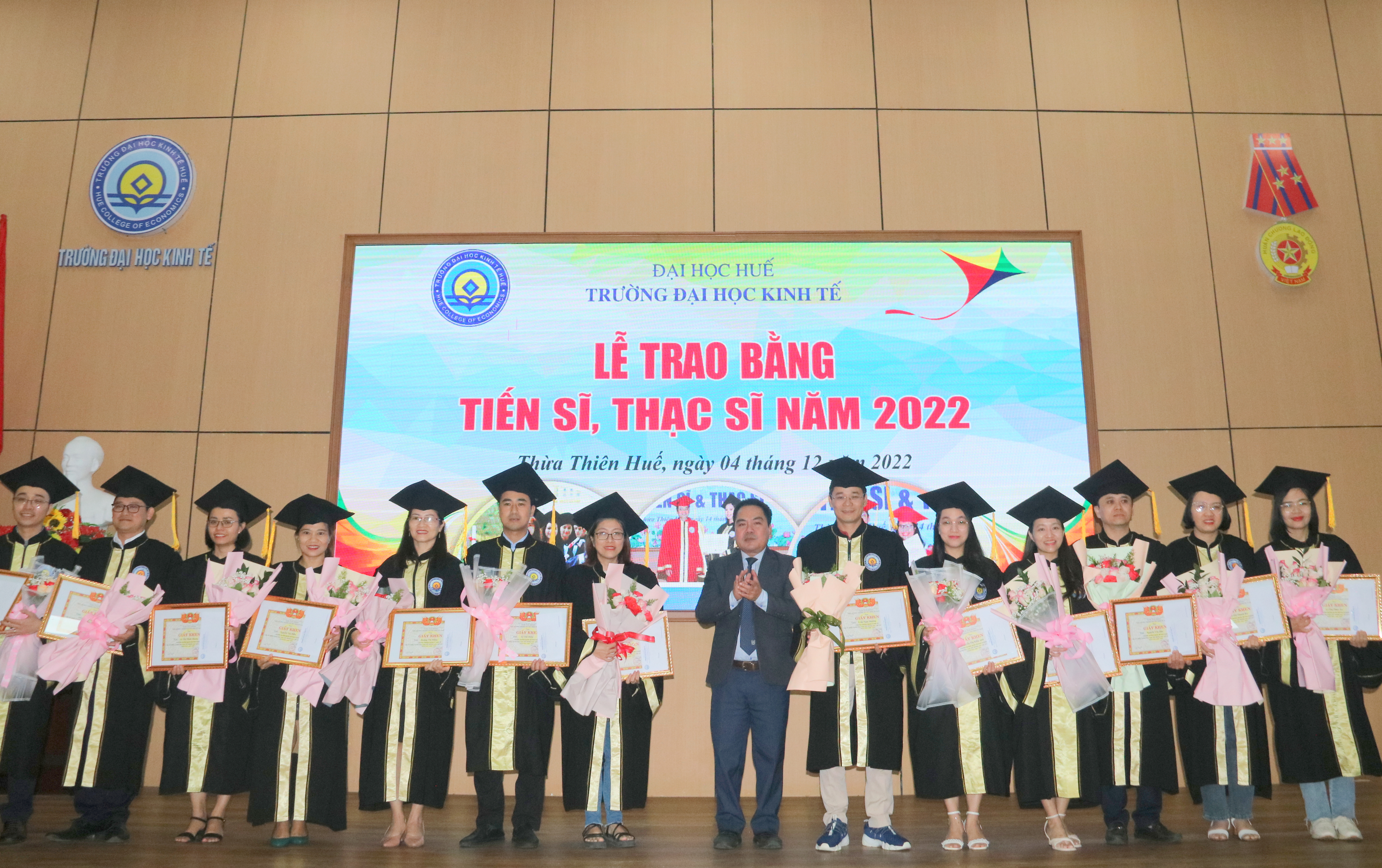 Trao bằng cho hơn 350 tân tiến sĩ, thạc sĩ, cử nhân