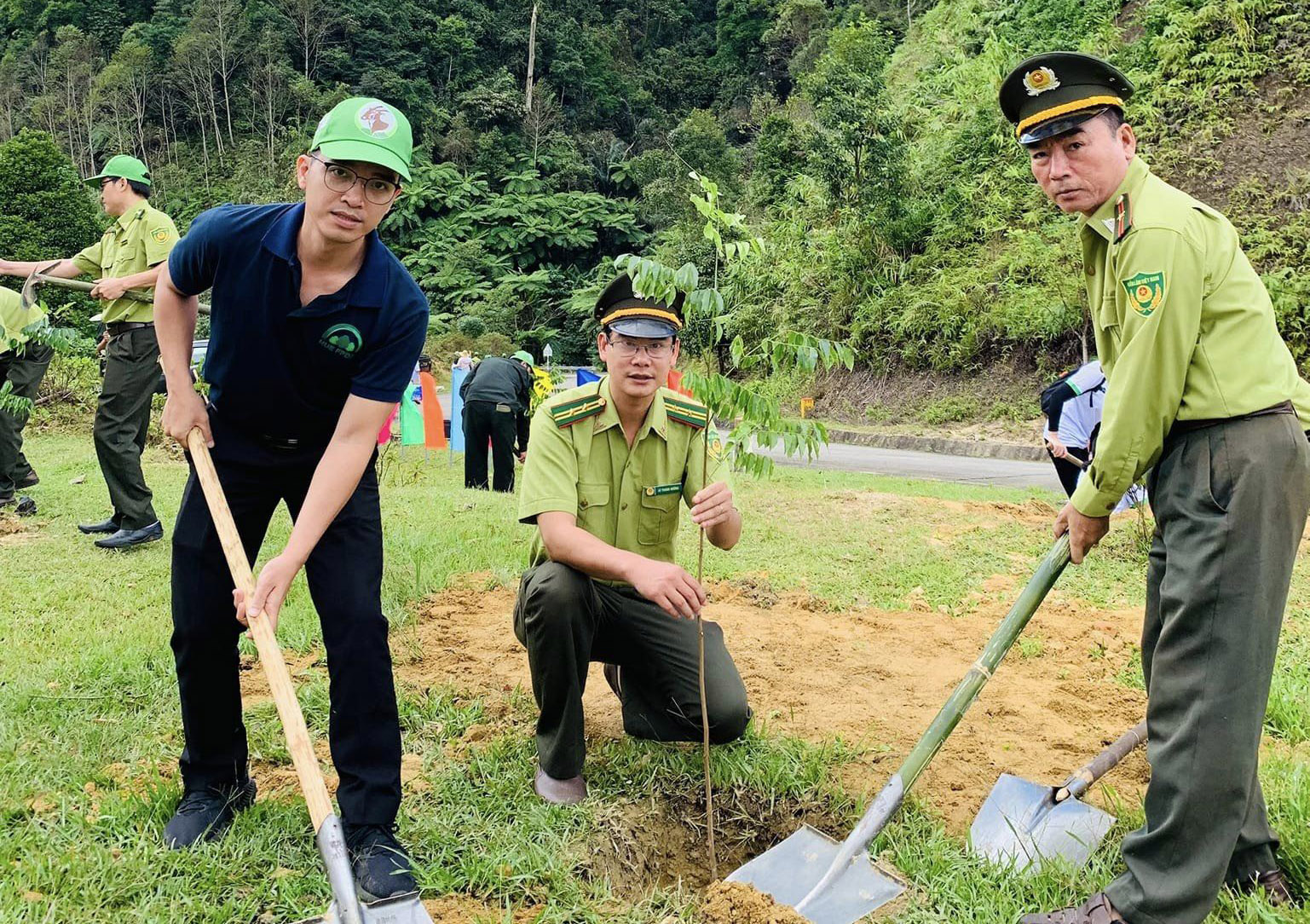 Tặng 350 mũ bảo hiểm cho người dân A Lưới, Nam Đông