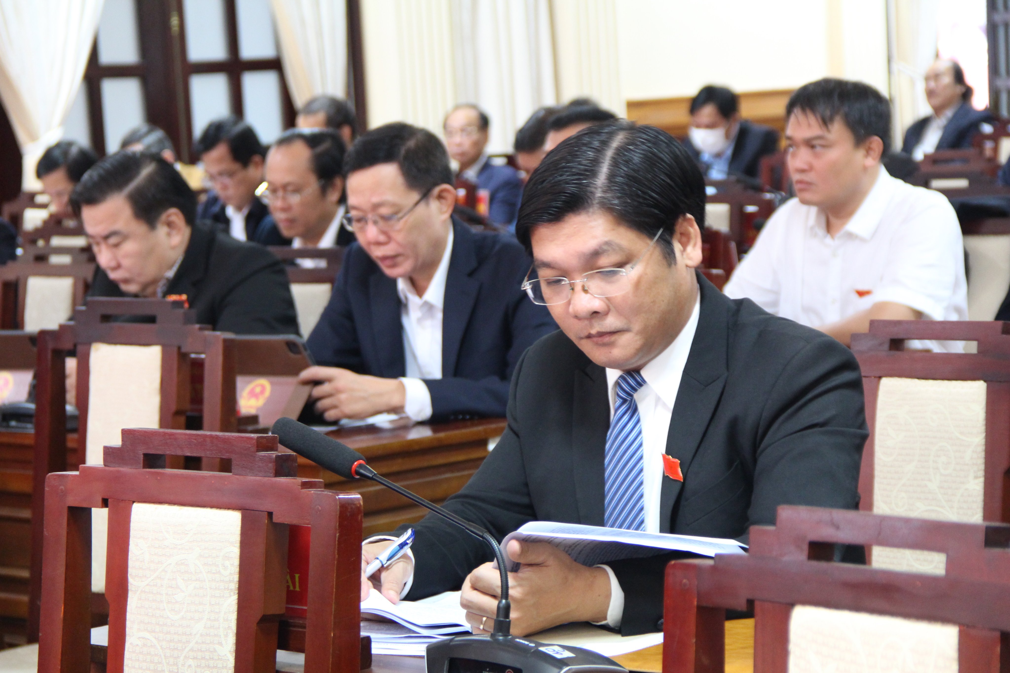 Thông qua 11 nghị quyết