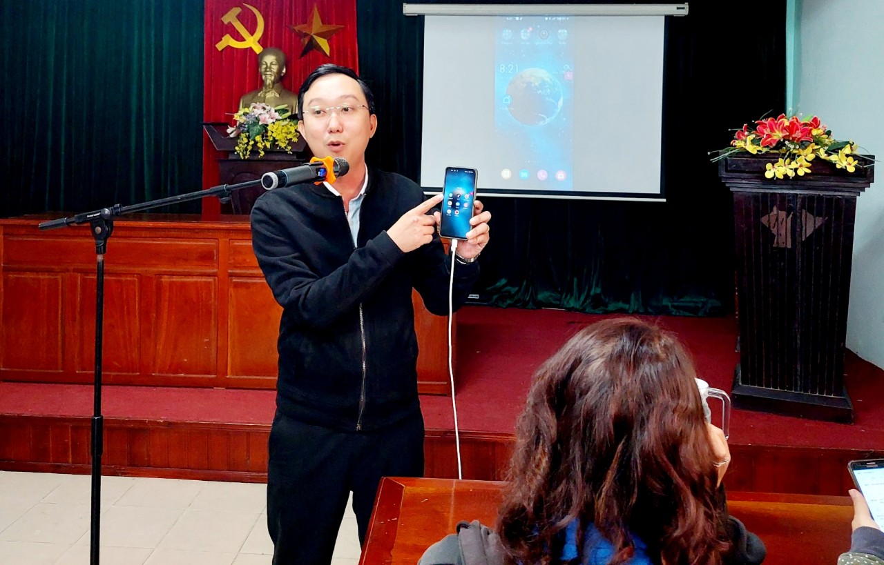 Tập huấn sử dụng mạng xã hội, thu âm qua ứng dụng AI