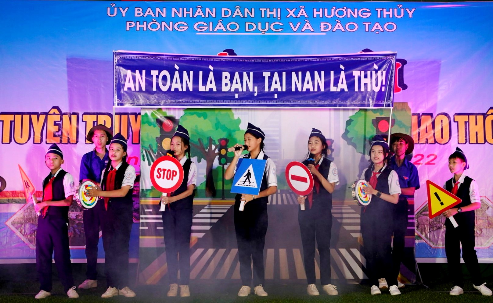 Học sinh tham gia truyền thông về an toàn giao thông, bảo vệ môi trường