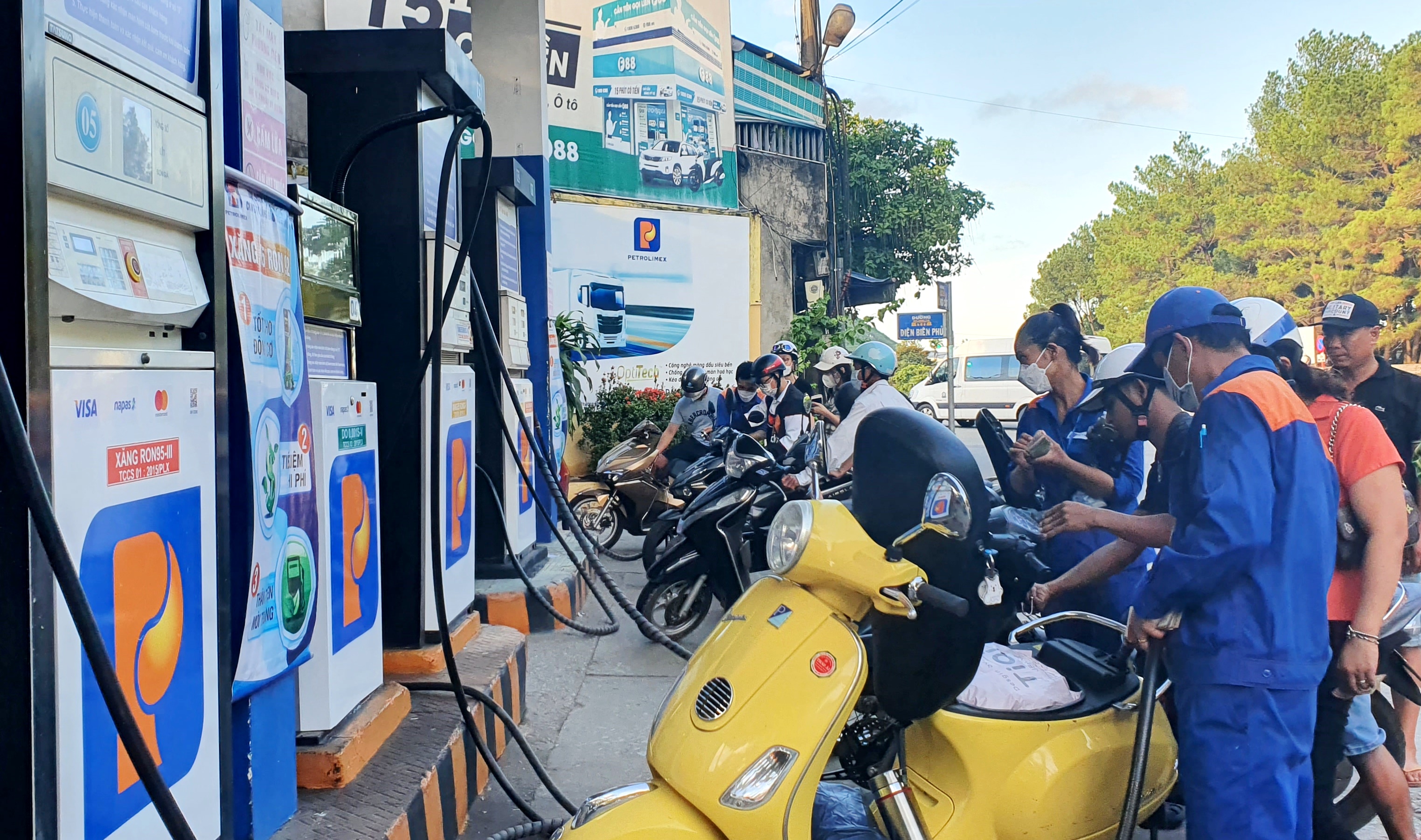 Giá xăng giảm xuống mức thấp nhất tính từ đầu năm