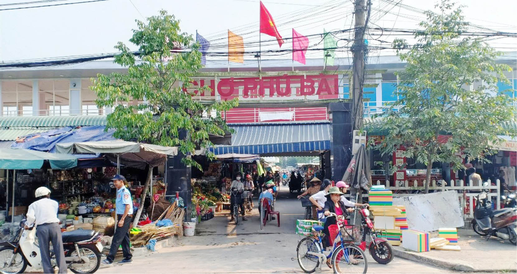 Nhượng quyền khai thác chợ như bán… “vịt trời”