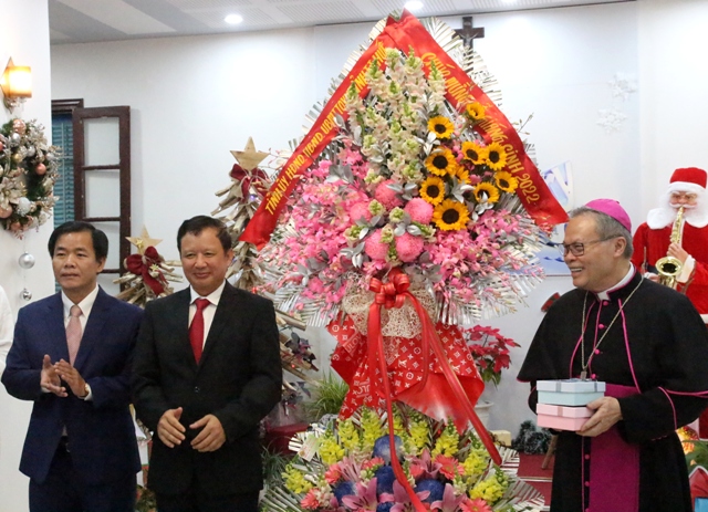 Lãnh đạo tỉnh và Trung ương chúc mừng Tổng Giáo phận Huế nhân dịp Giáng sinh
