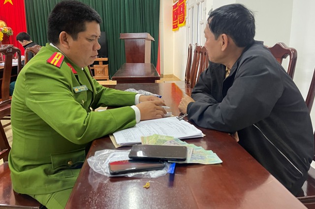 Bắt quả tang đối tượng mở quán cà phê để đánh bạc và tổ chức đánh bạc