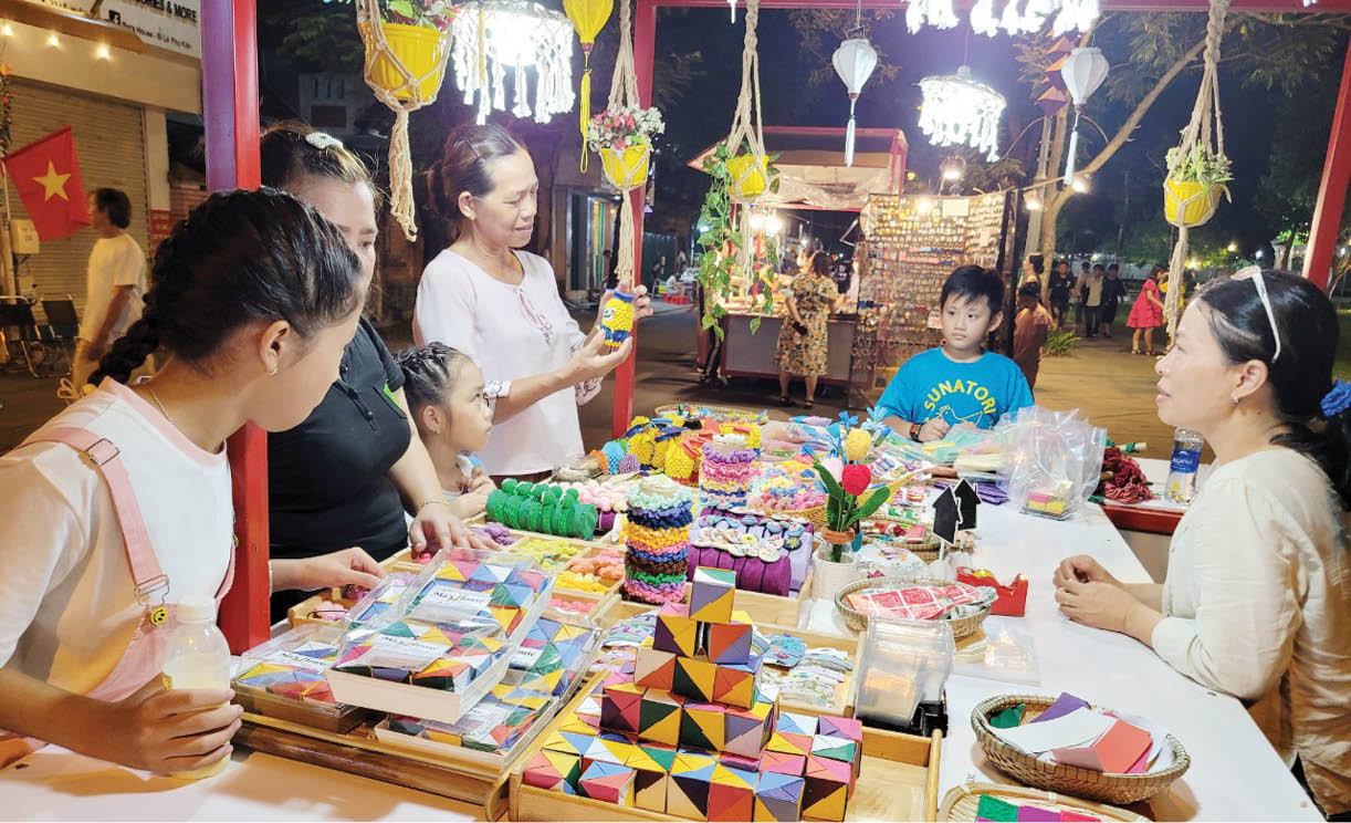 Thúc đẩy du lịch - dịch vụ phát triển