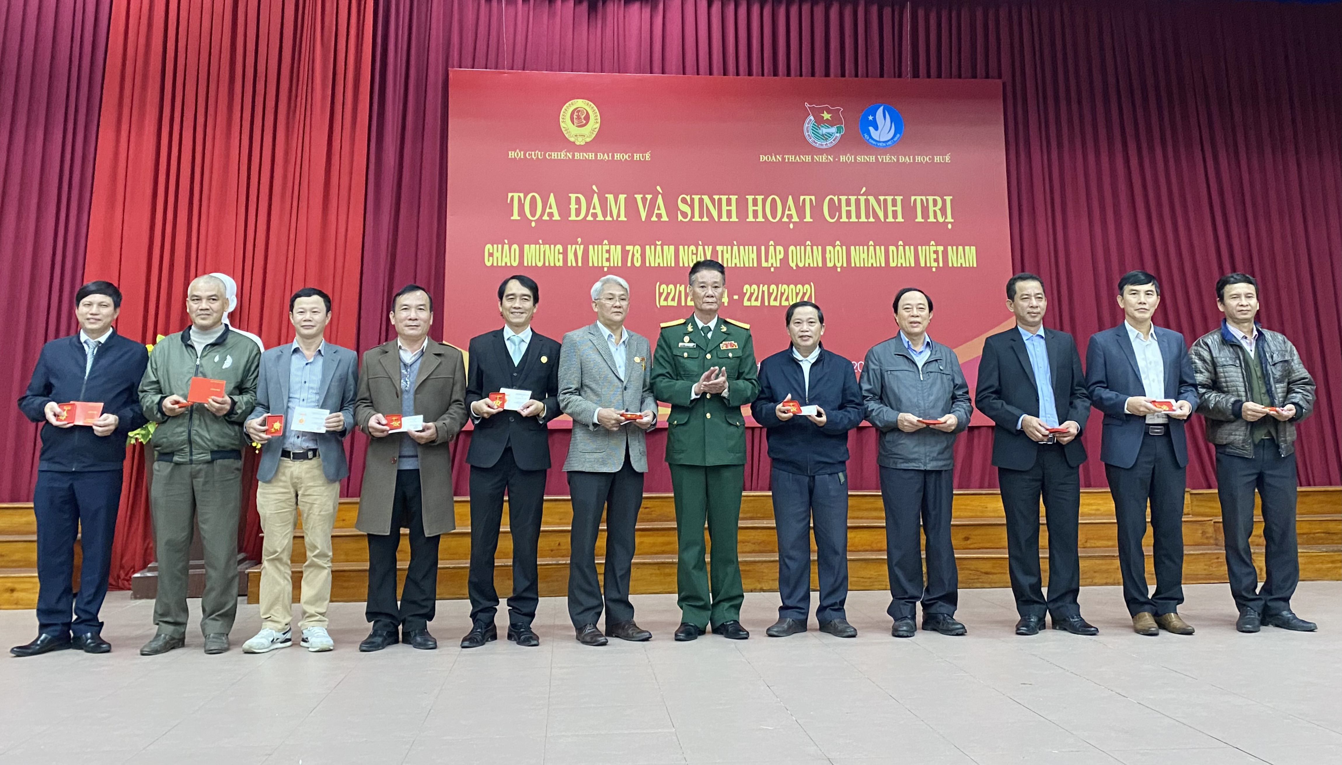 Trao kỷ niệm chương cho 17 cựu chiến binh Đại Học Huế