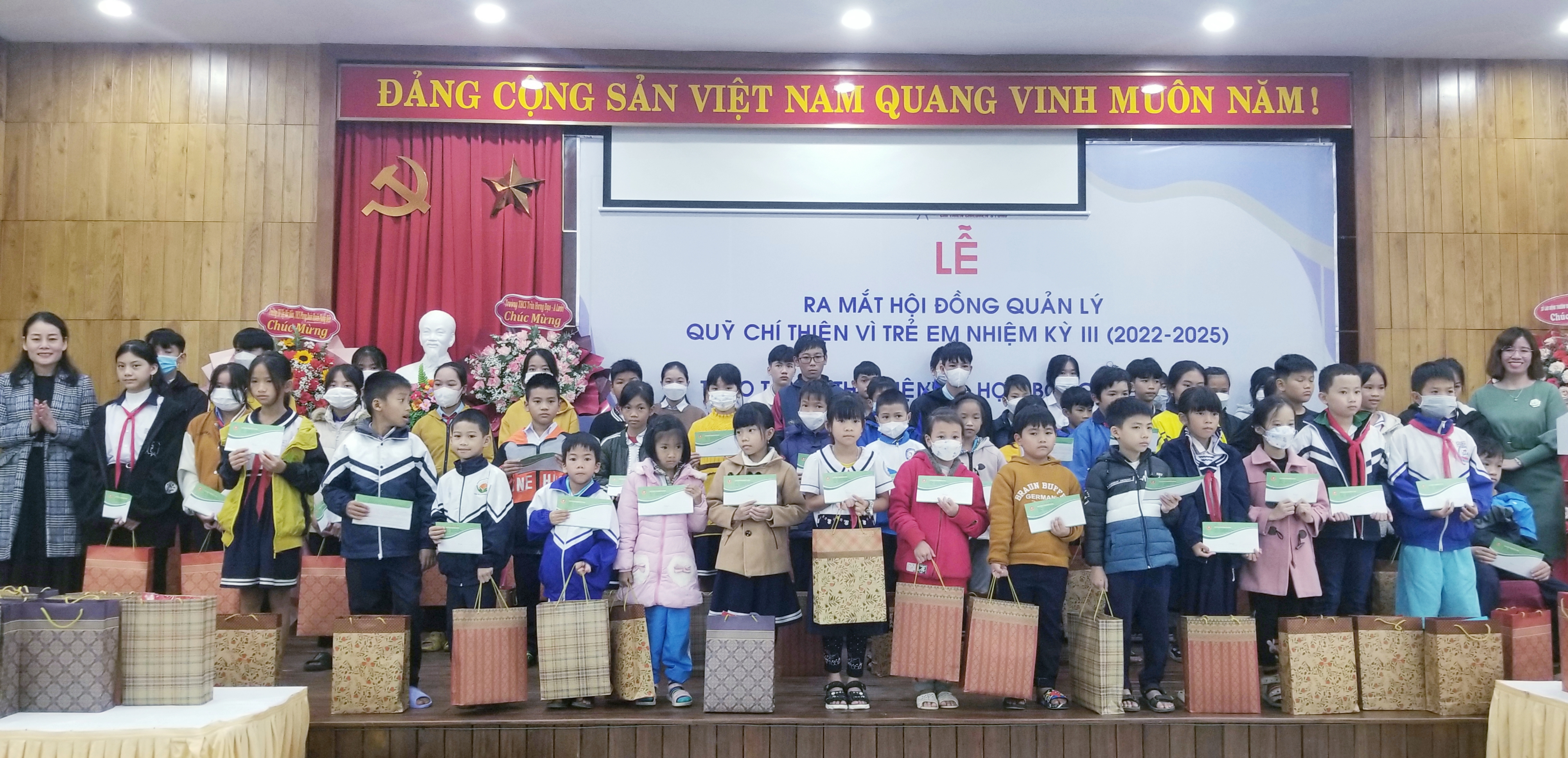 Ra mắt Hội đồng Quản lý Quỹ Chí thiện vì trẻ em và trao 180 suất học bổng hiếu học