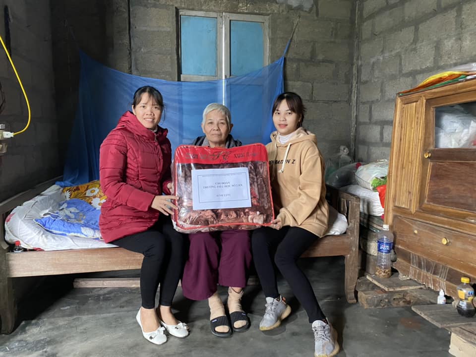 Đoàn Thanh niên Hương Trà thăm hỏi gia đình chính sách, người già neo đơn