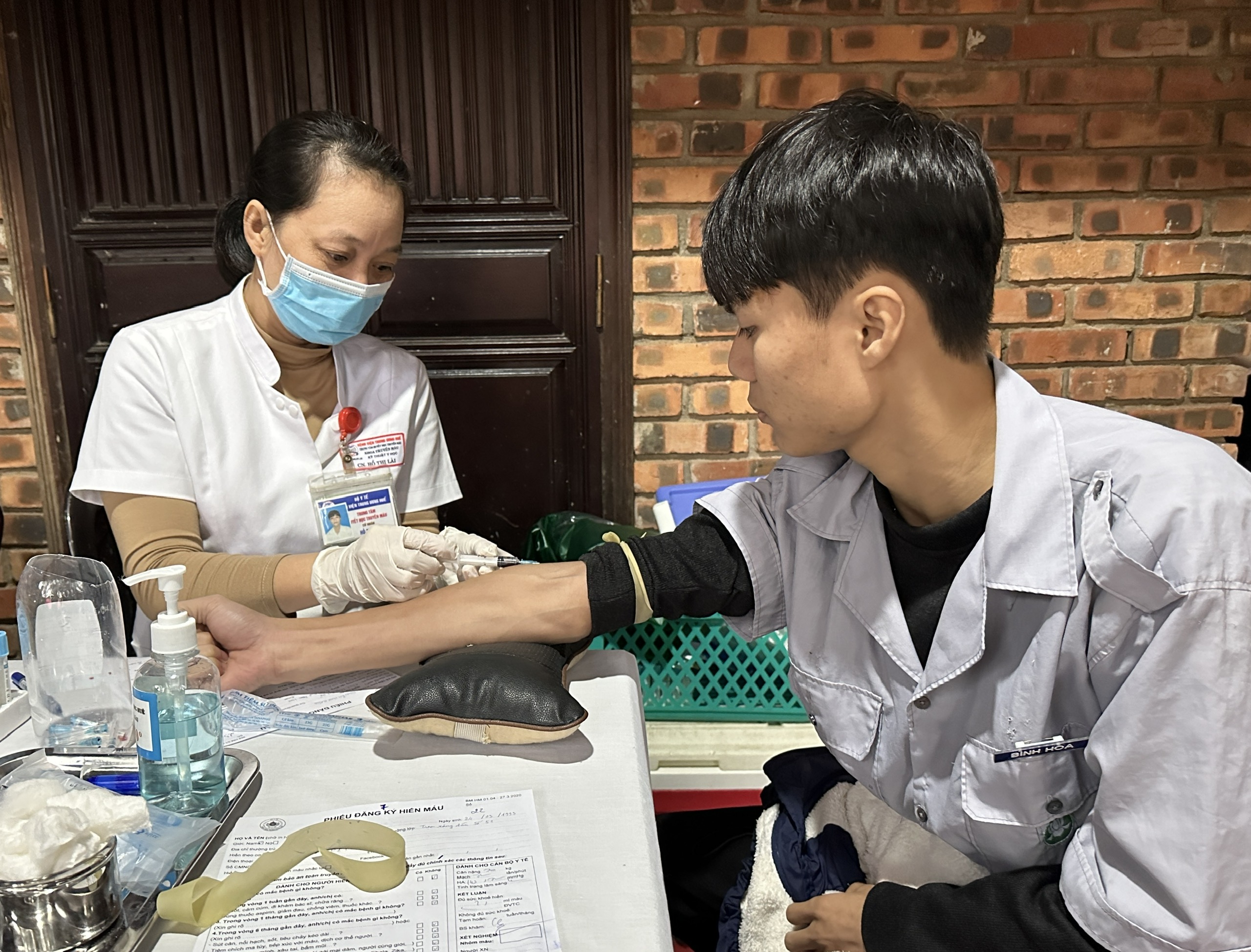 Hơn 300 đoàn viên thanh niên và phật tử tham gia hiến máu tình nguyện