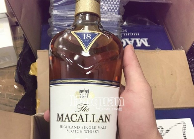 Phối hợp điều tra vụ vận chuyển rượu ngoại trên chuyến bay giải cứu