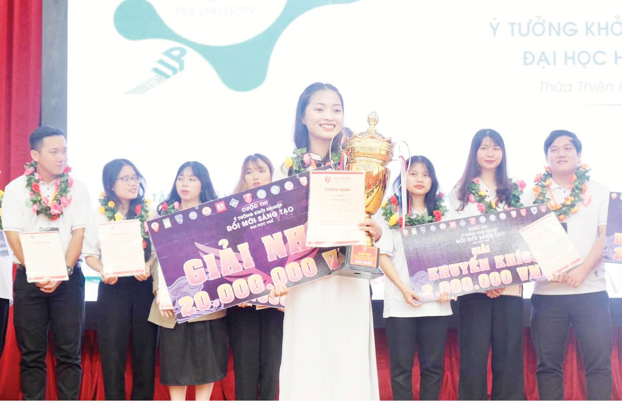 Cô sinh viên dân tộc Pa Cô say mê nghiên cứu khoa học